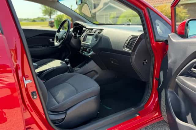 Kia Rio (2013) thumbnail 8