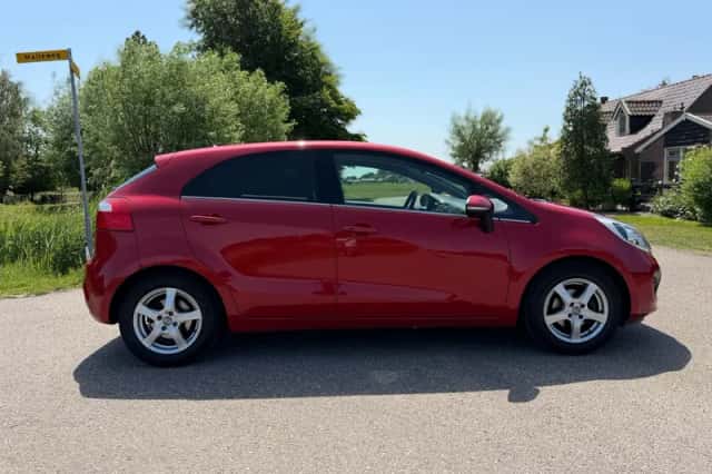 Kia Rio (2013) thumbnail 9