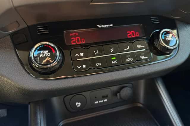 Kia Sportage (2011) thumbnail 11