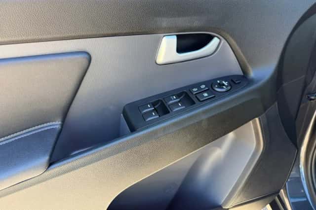 Kia Sportage (2011) thumbnail 14
