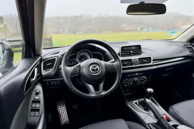 Mazda 3 (2016) thumbnail 2