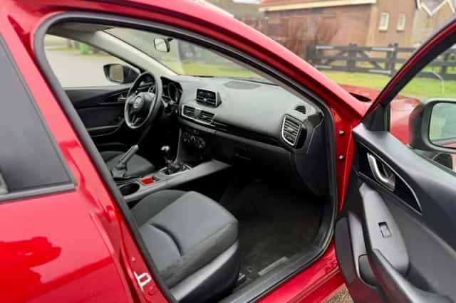 Mazda 3 (2016) thumbnail 4