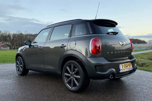 MINI Countryman (2015) thumbnail 3
