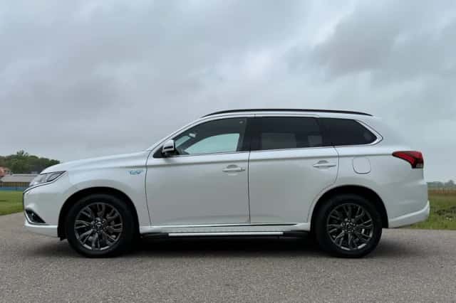 Mitsubishi Outlander (2019) thumbnail 2