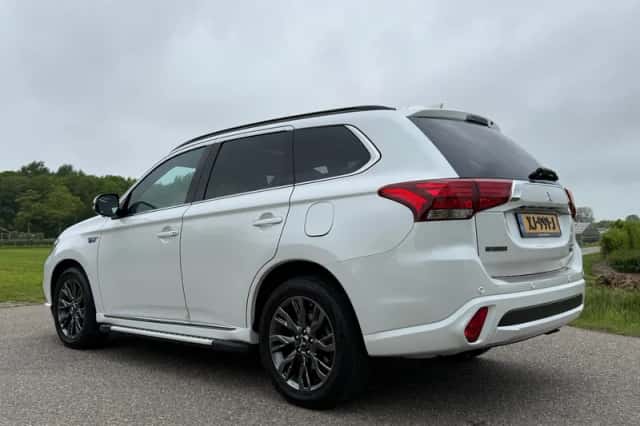 Mitsubishi Outlander (2019) thumbnail 3