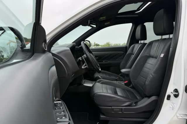 Mitsubishi Outlander (2019) thumbnail 6