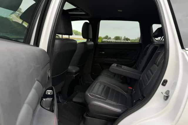 Mitsubishi Outlander (2019) thumbnail 8