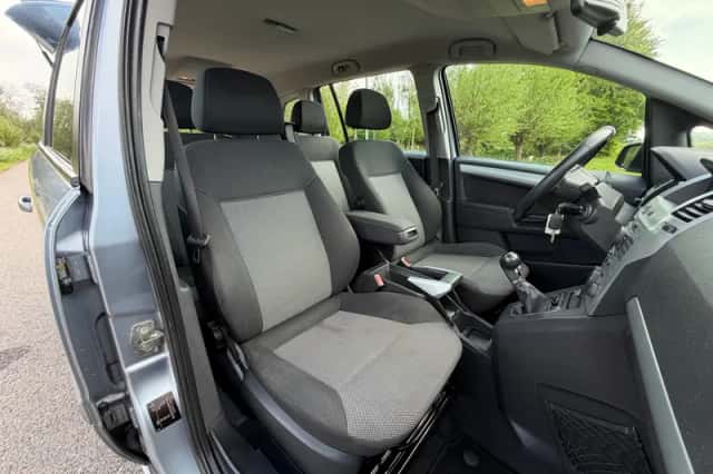 Opel Zafira (2009) thumbnail 2
