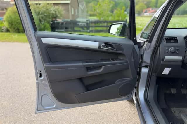 Opel Zafira (2009) thumbnail 11