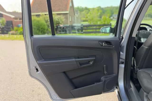 Opel Zafira (2009) thumbnail 18