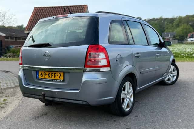 Opel Zafira (2009) thumbnail 3