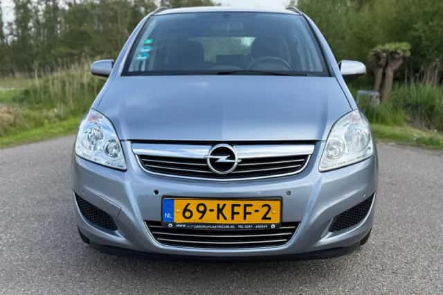 Opel Zafira (2009) thumbnail 4