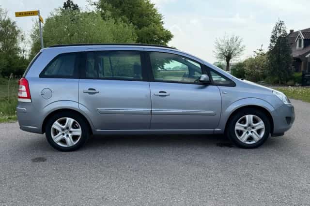 Opel Zafira (2009) thumbnail 6