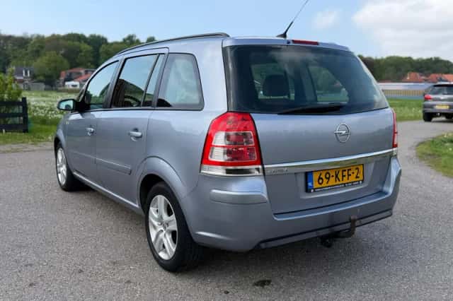 Opel Zafira (2009) thumbnail 8