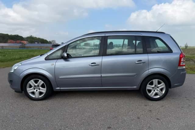 Opel Zafira (2009) thumbnail 9