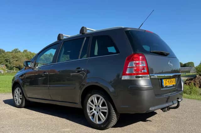 Opel Zafira (2010) thumbnail 3
