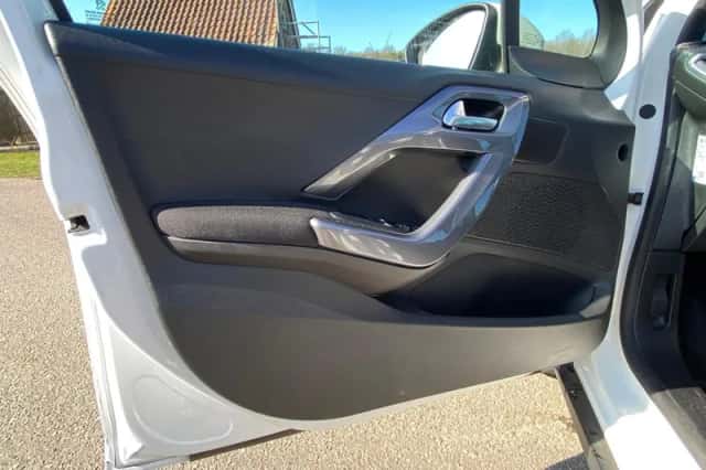 Peugeot 2008 (2018) thumbnail 21