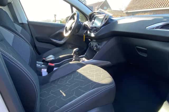 Peugeot 2008 (2018) thumbnail 8