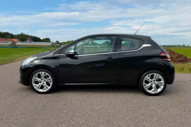 Peugeot 208 (2012) thumbnail 3