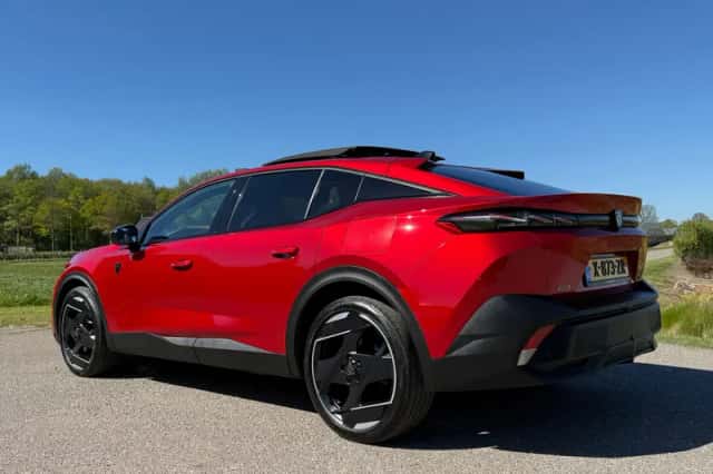 Peugeot 408 (2023) thumbnail 3