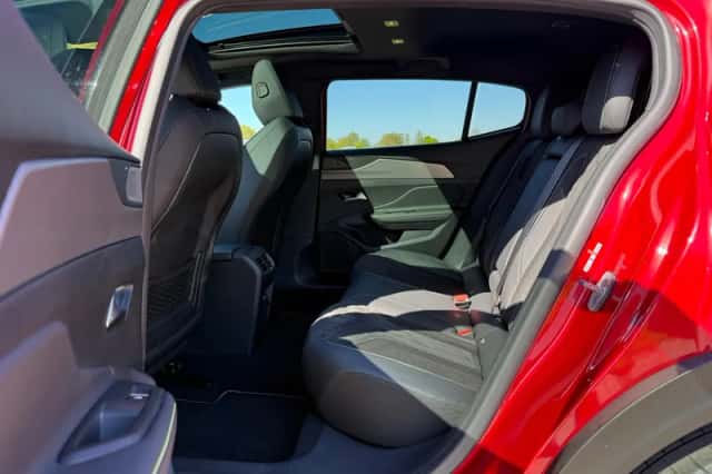 Peugeot 408 (2023) thumbnail 8