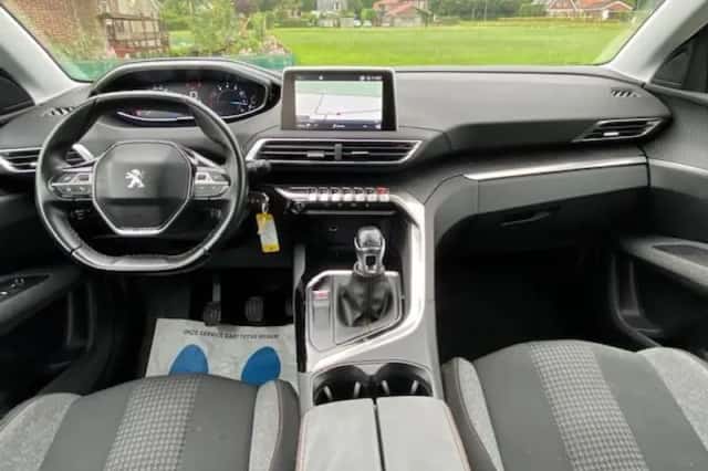 Peugeot 5008 (2017) thumbnail 2