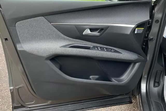 Peugeot 5008 (2017) thumbnail 21
