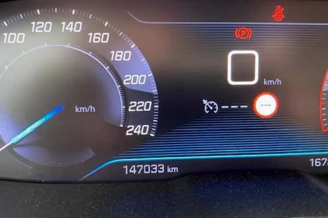Peugeot 5008 (2017) thumbnail 23