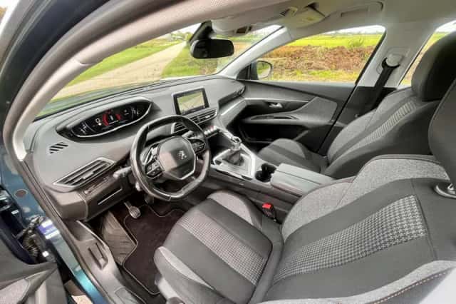 Peugeot 5008 (2017) thumbnail 16