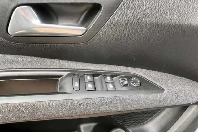 Peugeot 5008 (2017) thumbnail 18