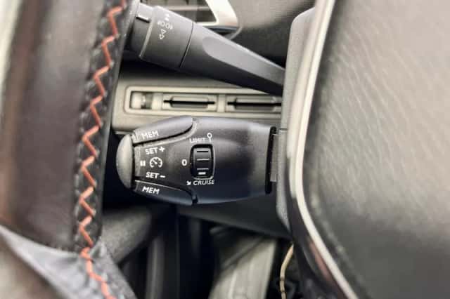 Peugeot 5008 (2017) thumbnail 25
