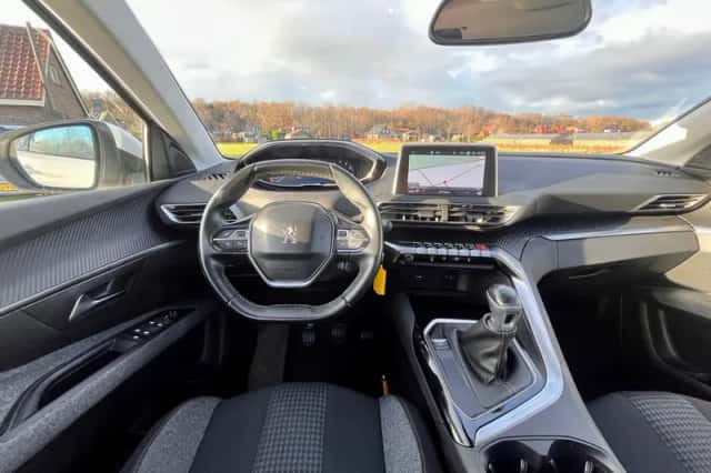 Peugeot 5008 (2018) thumbnail 14
