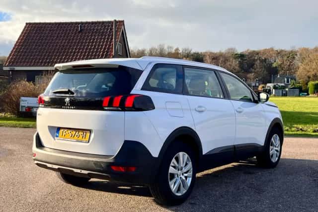 Peugeot 5008 (2018) thumbnail 9