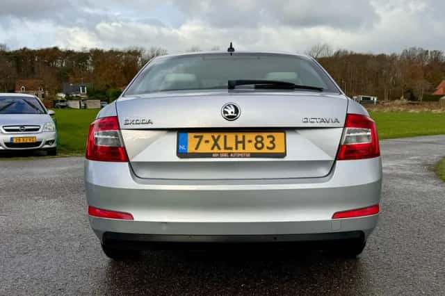 Škoda Octavia (2014) thumbnail 11