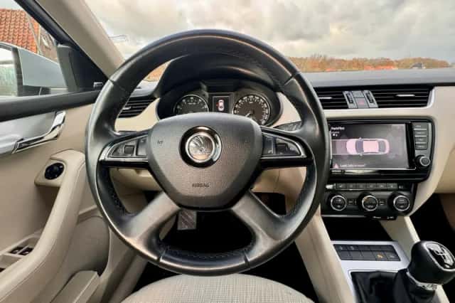 Škoda Octavia (2014) thumbnail 4