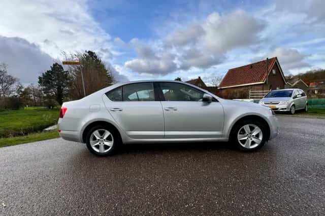 Škoda Octavia (2014) thumbnail 7