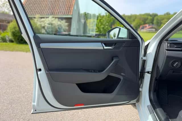 Škoda Superb (2015) thumbnail 11