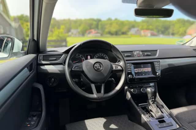Škoda Superb (2015) thumbnail 12