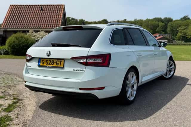 Škoda Superb (2015) thumbnail 3