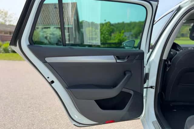 Škoda Superb (2015) thumbnail 24