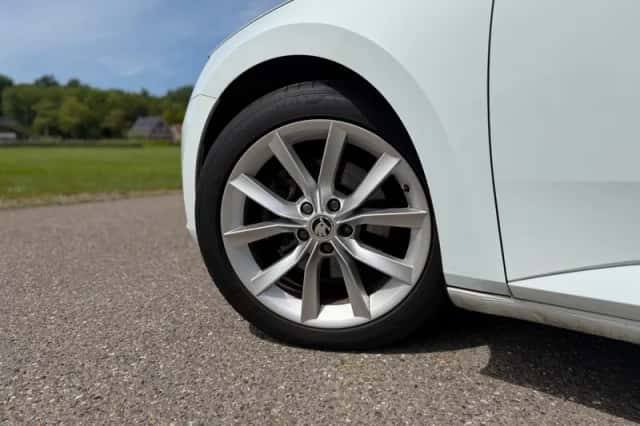 Škoda Superb (2015) thumbnail 30