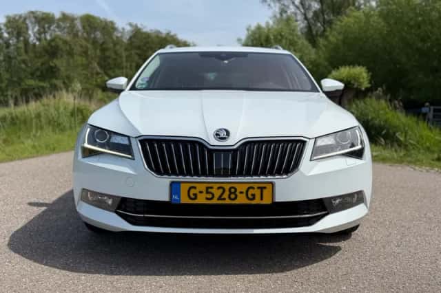 Škoda Superb (2015) thumbnail 4