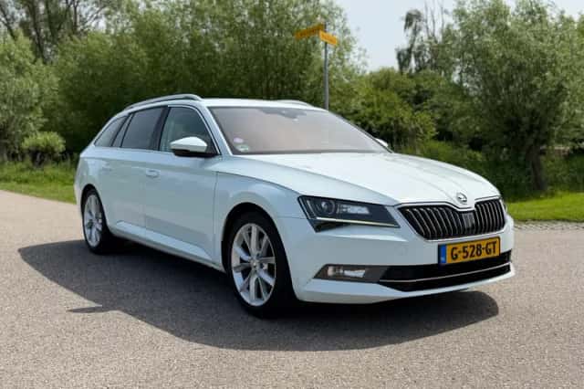 Škoda Superb (2015) thumbnail 5