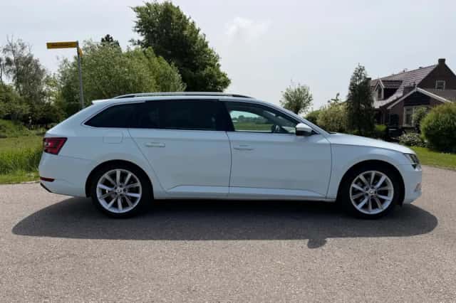 Škoda Superb (2015) thumbnail 6
