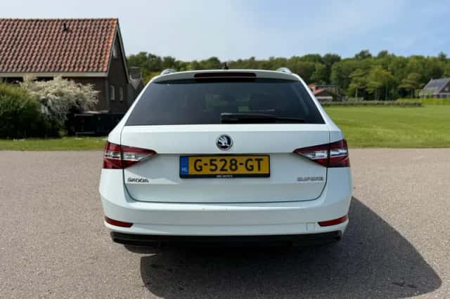 Škoda Superb (2015) thumbnail 7