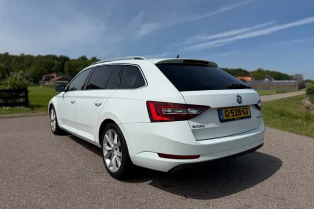 Škoda Superb (2015) thumbnail 8