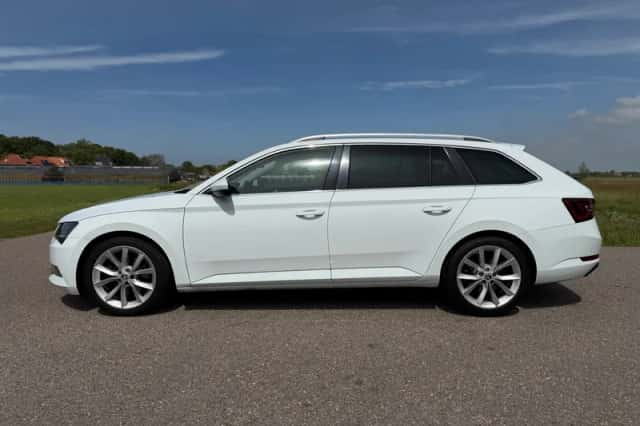 Škoda Superb (2015) thumbnail 9