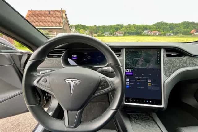 Tesla Model S (2018) thumbnail 17