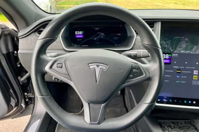 Tesla Model S (2018) thumbnail 18