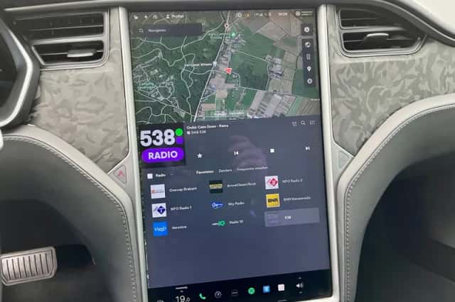 Tesla Model S (2018) thumbnail 22